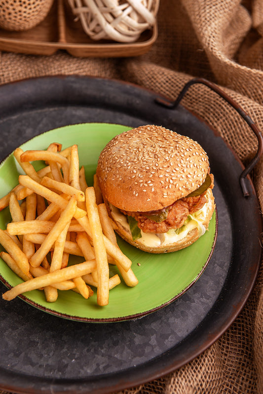 Burger Fain Chicken cu Cartofi Prajiti